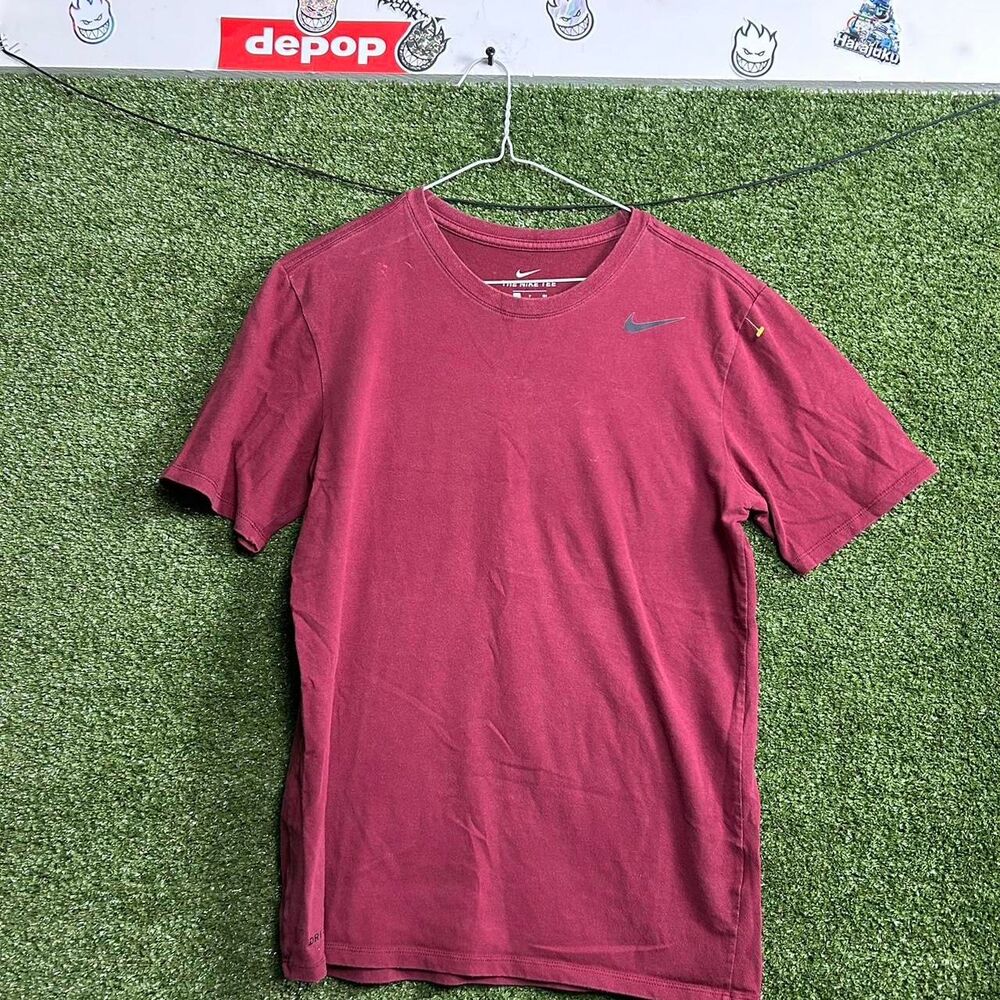 Nike Men's Burgundy and Red T-shirt